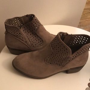 ARIZONA ANKLE BOOTIES